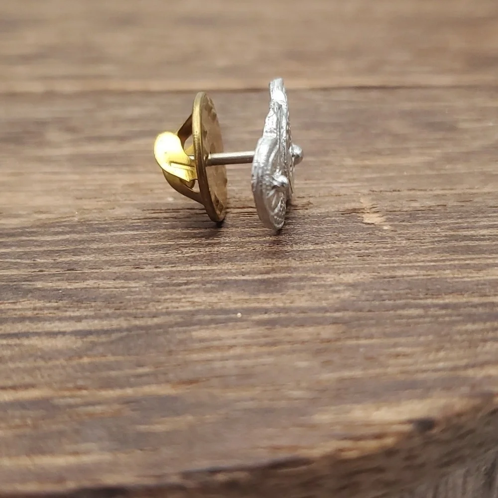 B622 twin hearts‎ pin